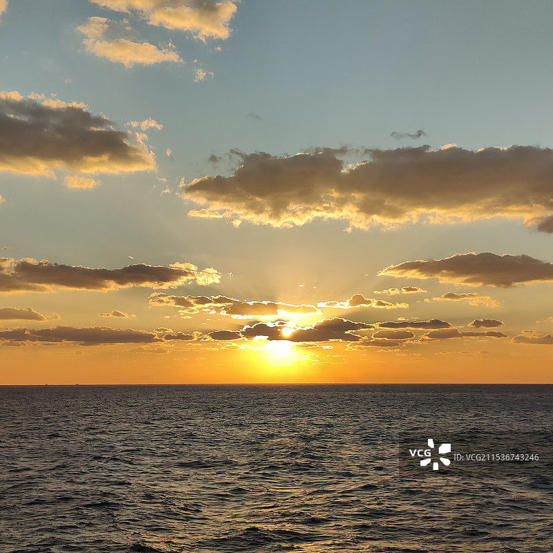 海上的落日余晖图片素材