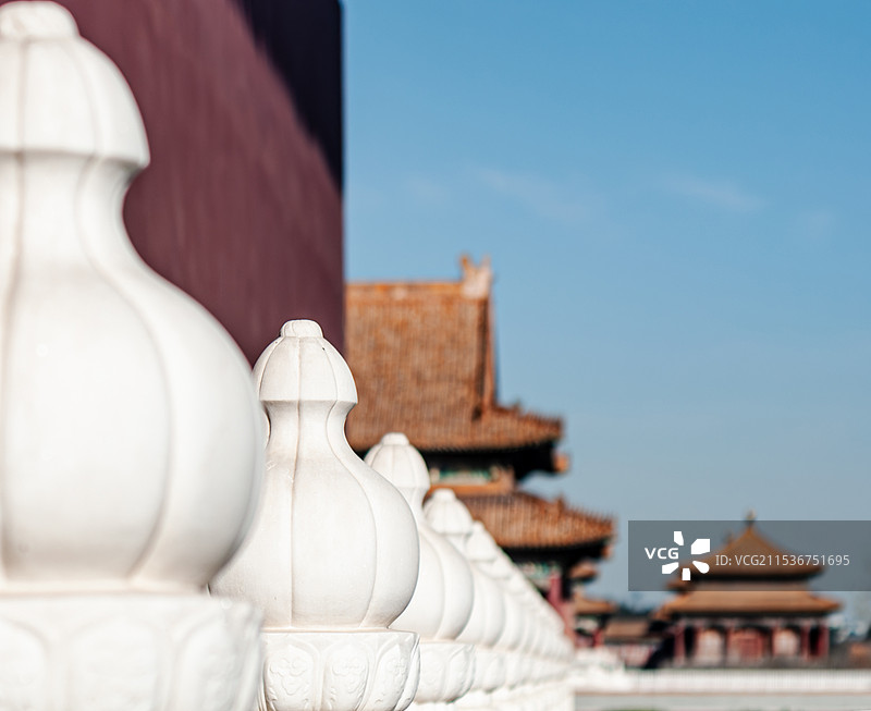 蓝天下的故宫低角度视图图片素材