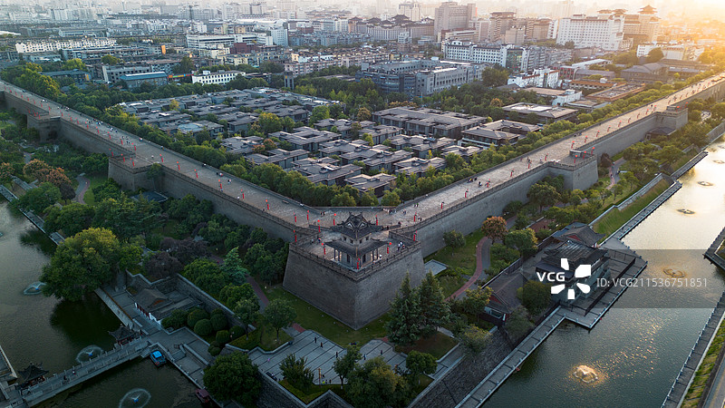 航拍视角西安角楼城墙日落日出城市风光标签图片素材