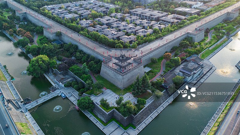 航拍视角西安角楼城墙日落日出城市风光标签图片素材