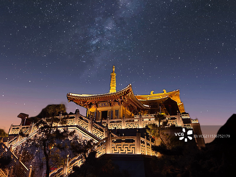 星光璀璨（湖北省随州市大洪山风景区金顶夜景）图片素材