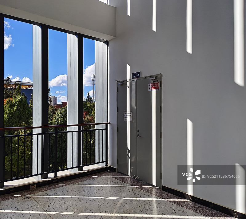 光与影－落地窗的影子映在墙面上图片素材