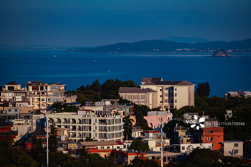 落日余晖下的海滨小镇图片素材