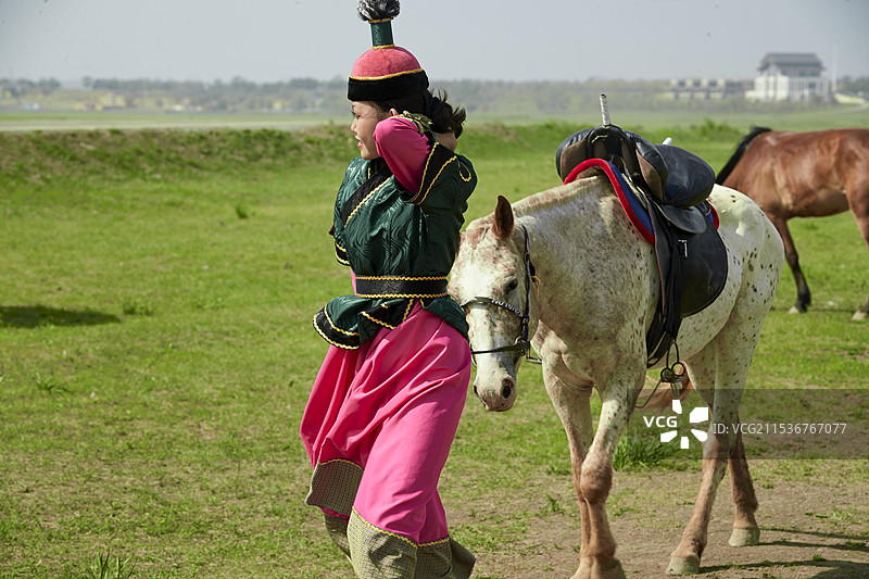 草原那达慕大会上骑马参演的蒙古演员图片素材