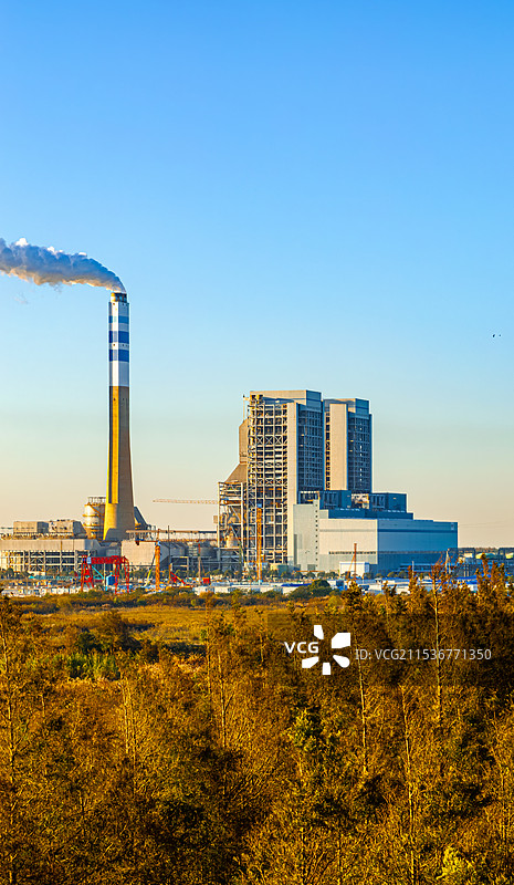 漕泾热电 火力发电厂 烟囱和蒸汽 国家电投上海电力华东电网 超临界燃煤发电机组 城市电力供应图片素材