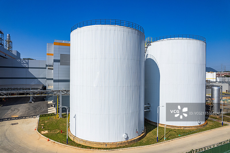 大型工业储罐 现代化工厂储油罐图片素材