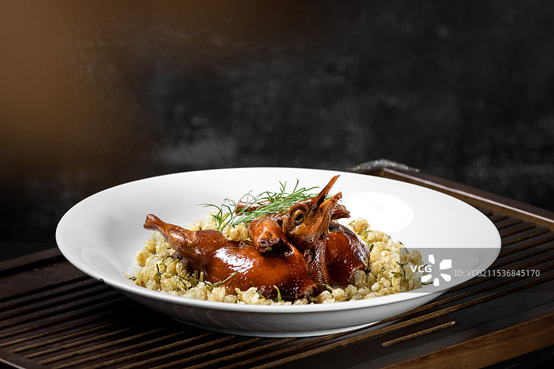 粤菜脆皮乳鸽图片素材