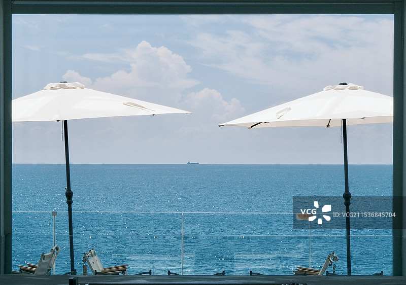 三亚 民宿 海边 地平线 经过的轮船图片素材