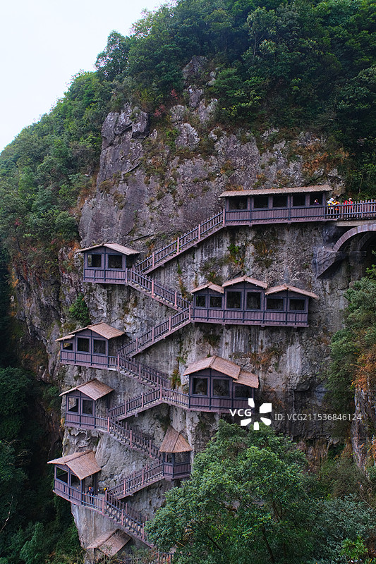 广西贵港龙头峰悬崖边上的栈道城堡图片素材