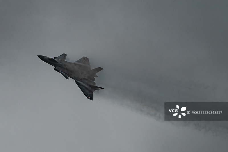 歼20——威龙（雨中咆哮）图片素材