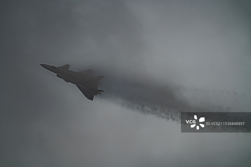 歼20——威龙（雨中咆哮）图片素材