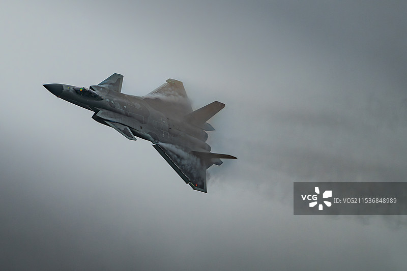 歼20——威龙（雨中咆哮）图片素材