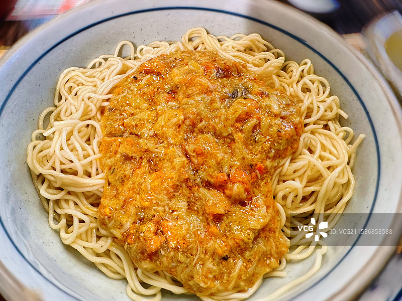 盘子里的蟹黄拌面特写图片素材