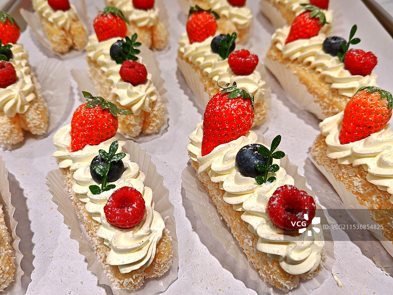 烘焙草莓奶油蛋糕图片素材