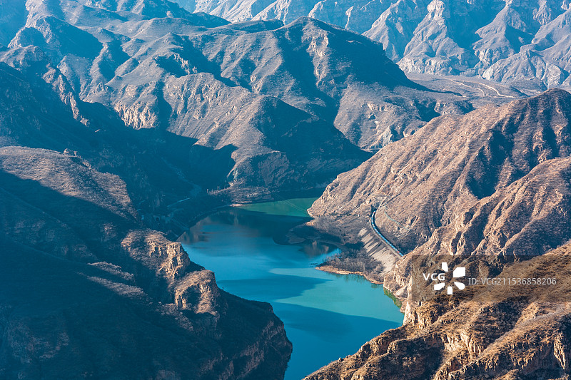 火车与湖水图片素材