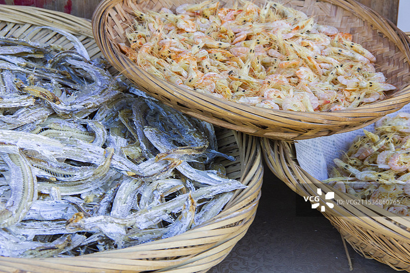广东汕头妈屿岛旅游区海边簸箕晾晒鱼虾干图片素材