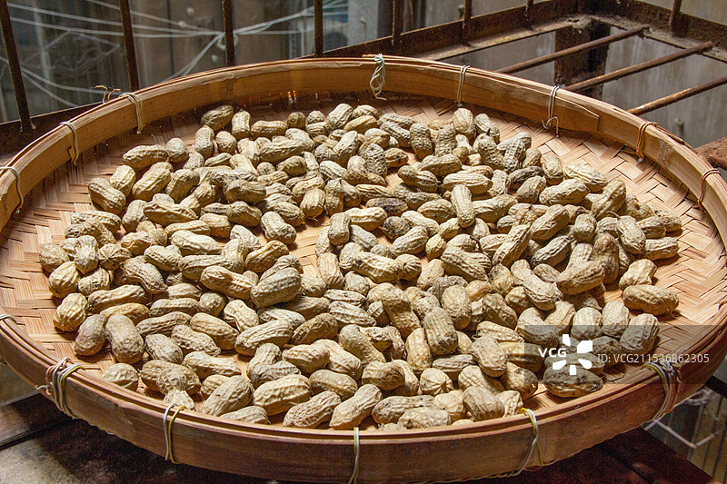 广东汕头阳台上晾晒用簸箕装的花生图片素材