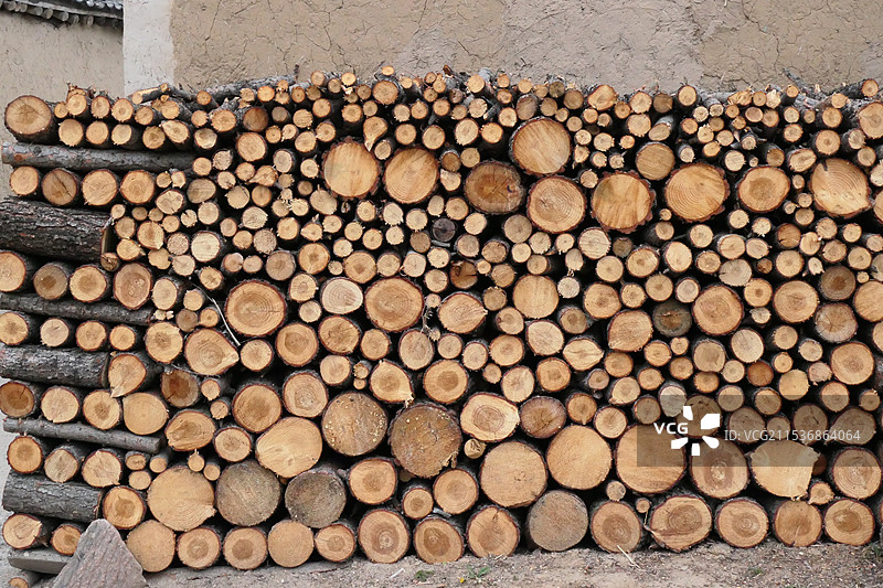 整齐摆放的木材图片素材