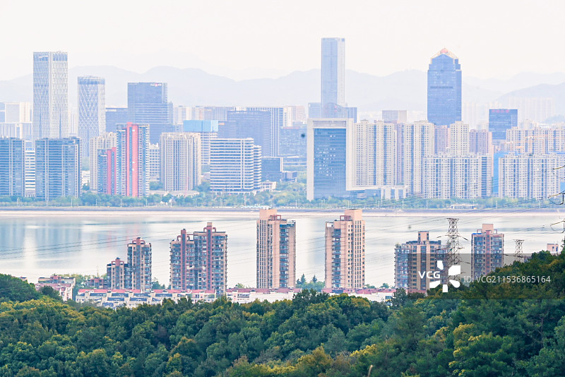 杭州玉皇山上俯看钱塘江和都市建筑图片素材