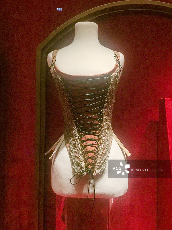 匈牙利国家博物馆藏女式束身衣图片素材