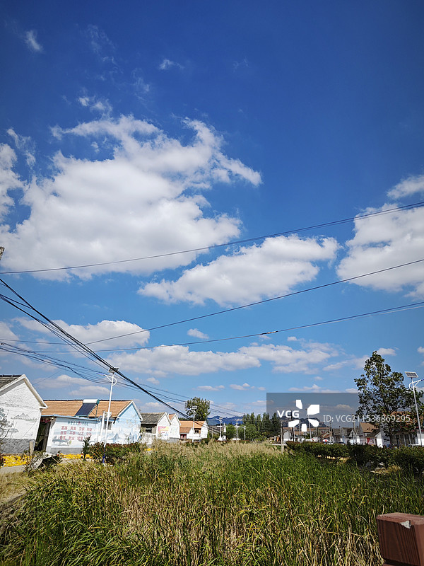 蓝天白云下的农村河道与房屋图片素材