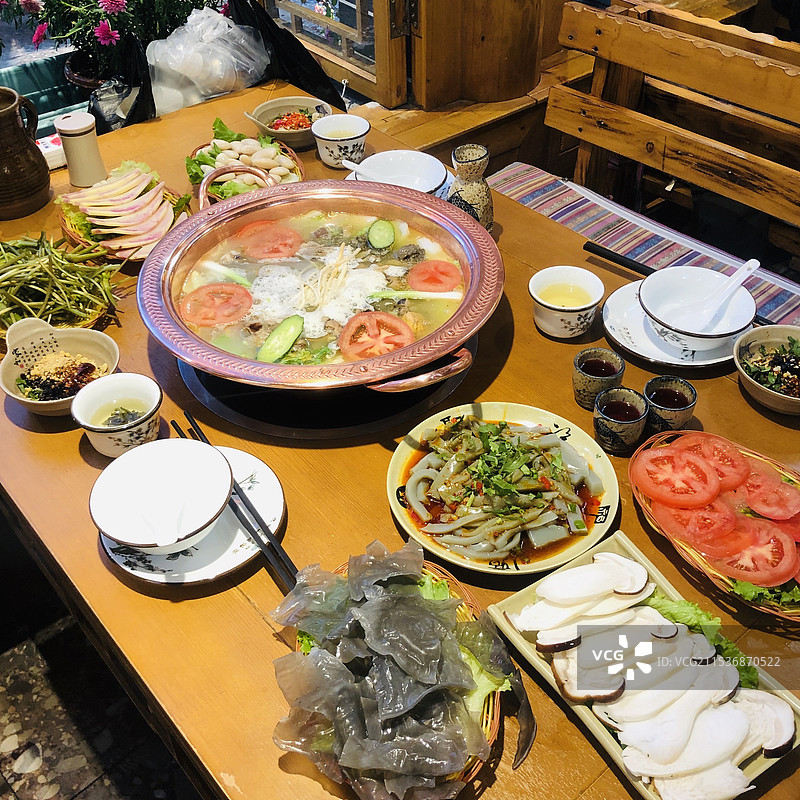 云南特色腊排骨菌菇火锅图片素材