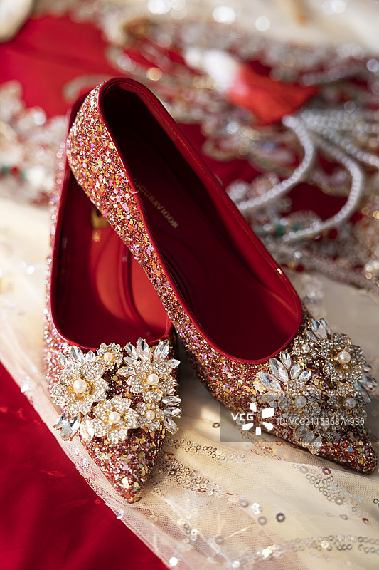 婚礼上新娘的红色鞋子闪闪发光图片素材