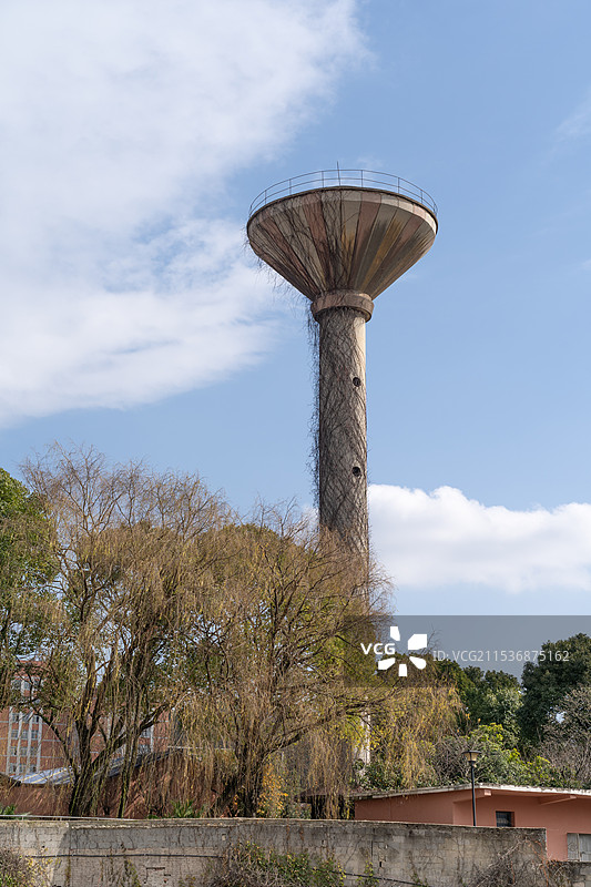 贵阳老阳关爬满枯萎蔓藤的水塔图片素材