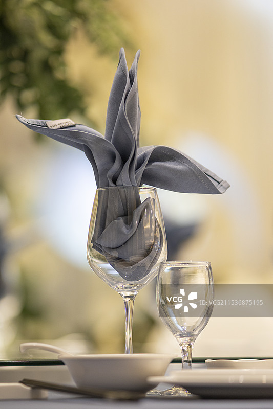 宴会桌上酒杯的特写镜头图片素材