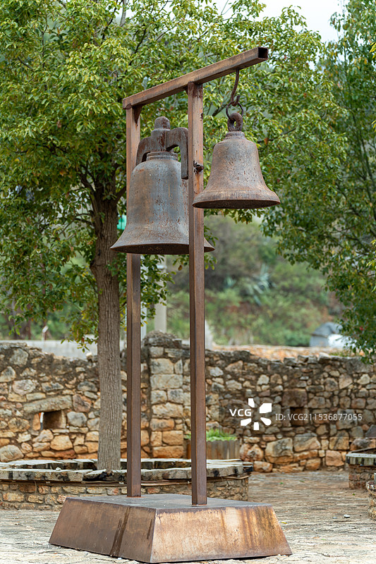 锈迹斑斑的古钟图片素材