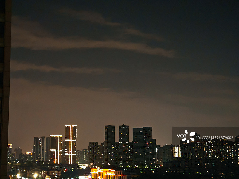 佛山东平河畔冬日夜景夜晚气温很低，北风呼呼，灯火阑珊的温暖行人。图片素材