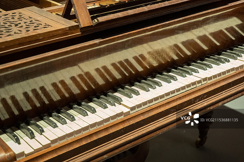 拿破仑时代钢琴 1898年钢琴工坊埃瓦尔制作 山东博物馆“从平凡到非凡：拿破仑与法兰西的变革时代”展图片素材
