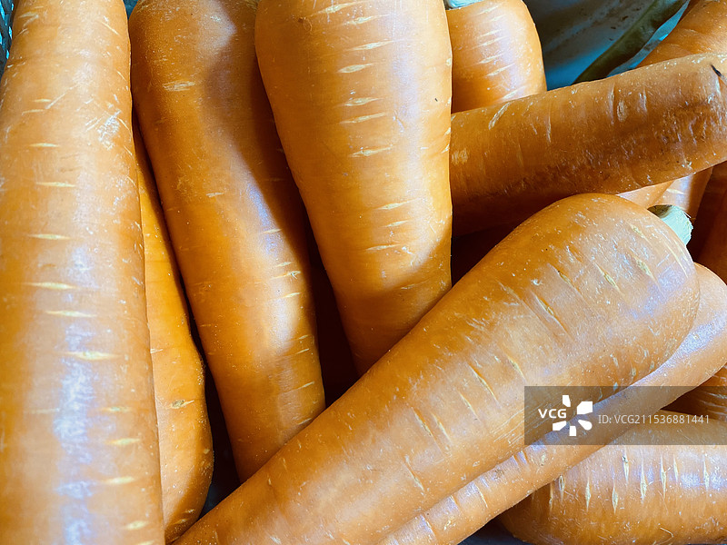 市场摊位出售的胡萝卜全画幅图片素材