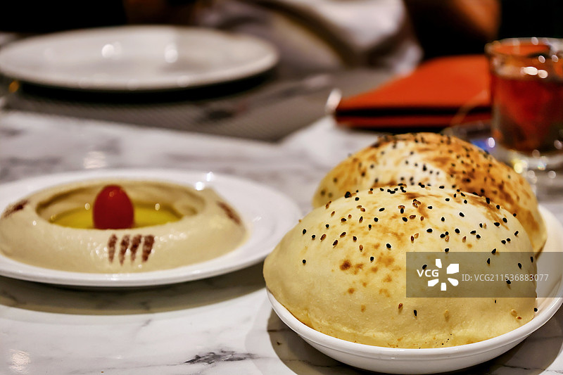 餐桌上的阿拉伯烤馕配酸奶蘸酱图片素材