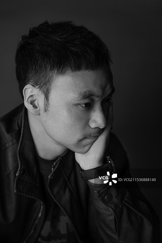 东方中年男人黑白肖像照图片素材