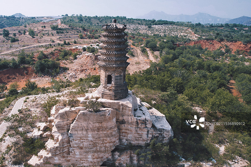 鸟瞰翡翠湖畔辽代玉皇塔 - 拍摄于汉白玉的故乡北京房山大石窝镇翡翠湖图片素材