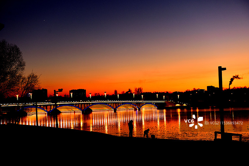 黄昏的南湖公园图片素材