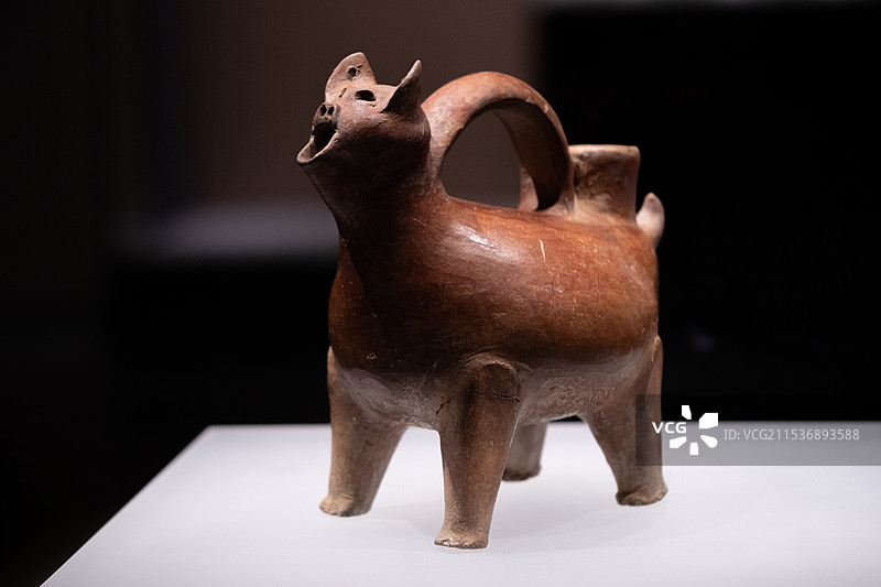 山东济南山东博物馆大汶口文化红釉兽形壶图片素材
