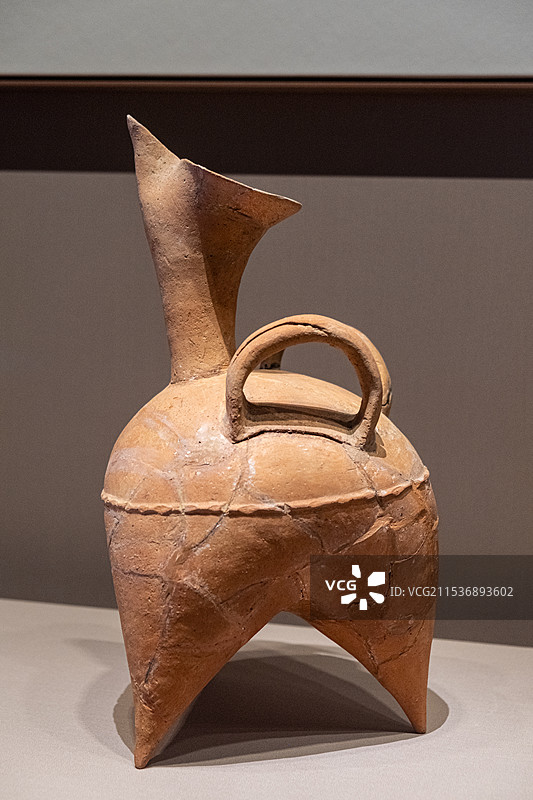 山东山东博物馆大汶口文化红陶鬹图片素材