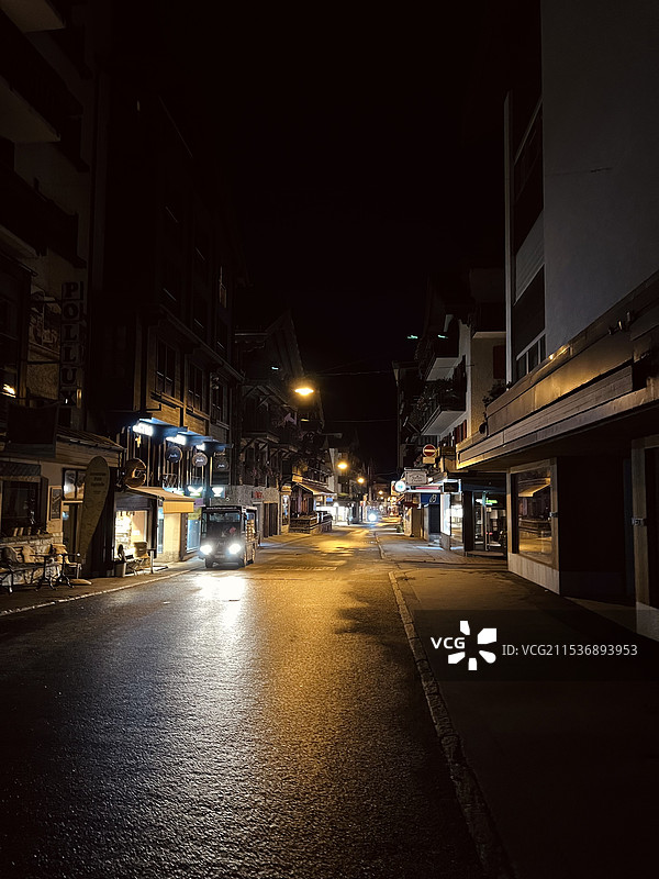 瑞士采尔玛特小镇街道夜景图片素材