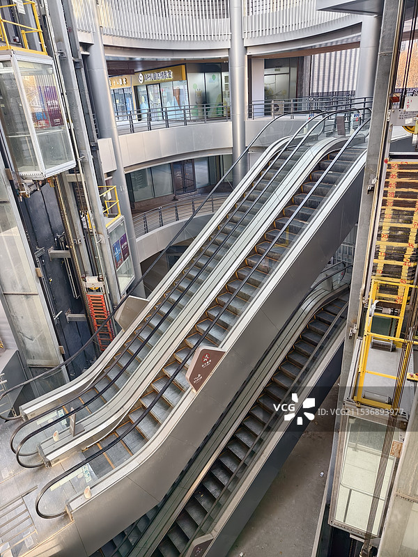 望京欢乐颂商场内景人流量不佳图片素材