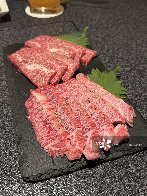 桌上盘子里的日本和牛雪花牛肉的特写镜头图片素材
