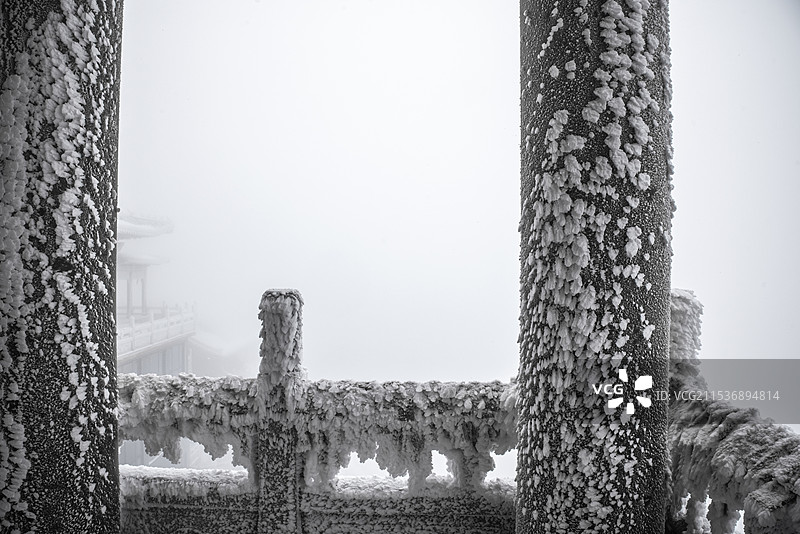 寒冷冬天大雪凝结的栏杆图片素材