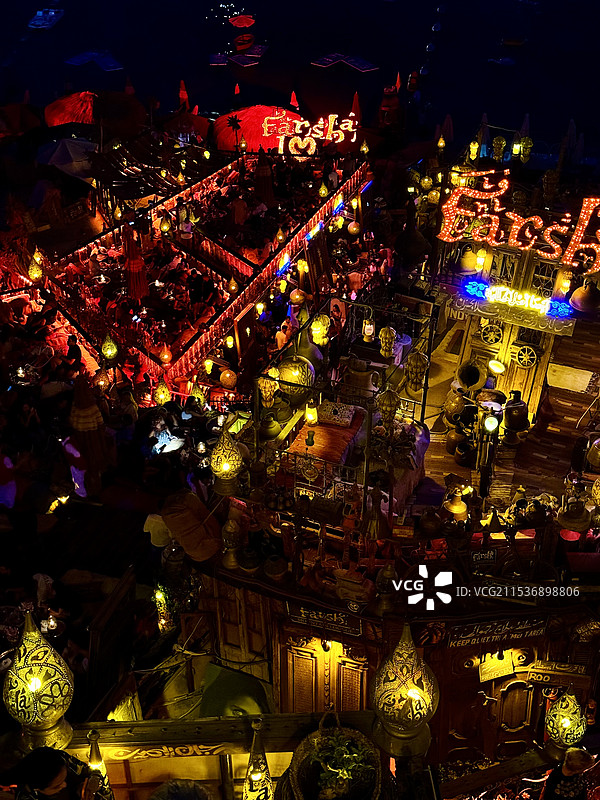 俯瞰悬崖酒吧夜晚全景图片素材