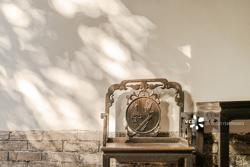 古老的木质扶手椅图片素材