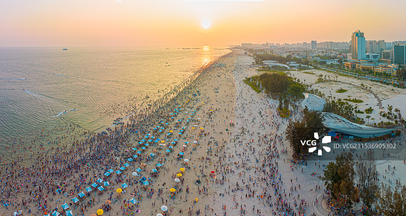 夕阳西下的北海银滩图片素材