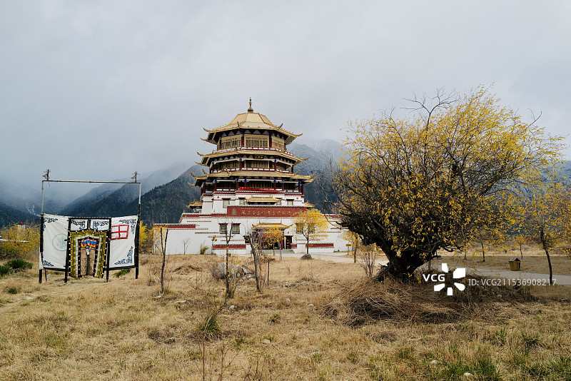 尼洋阁位于西藏林芝八一镇娘乳岗前边，是一座高36.9米高的藏式建筑，是西藏的第一座阁楼。图片素材