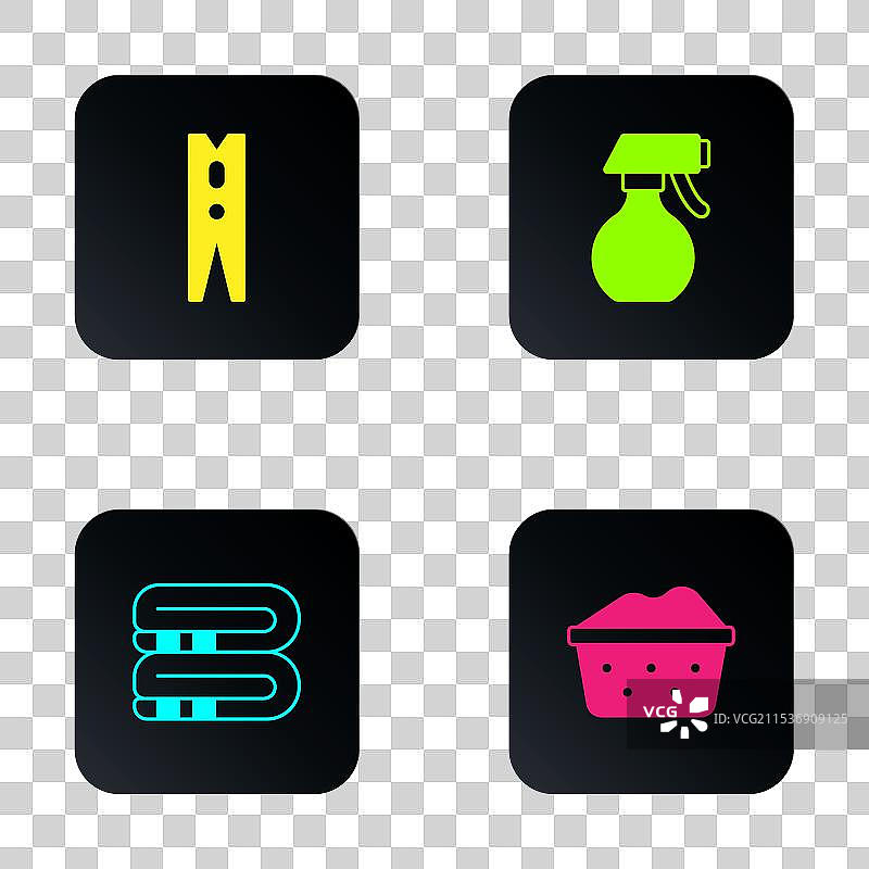 带有肥皂泡的洗衣盆、衣夹和毛巾堆图片素材