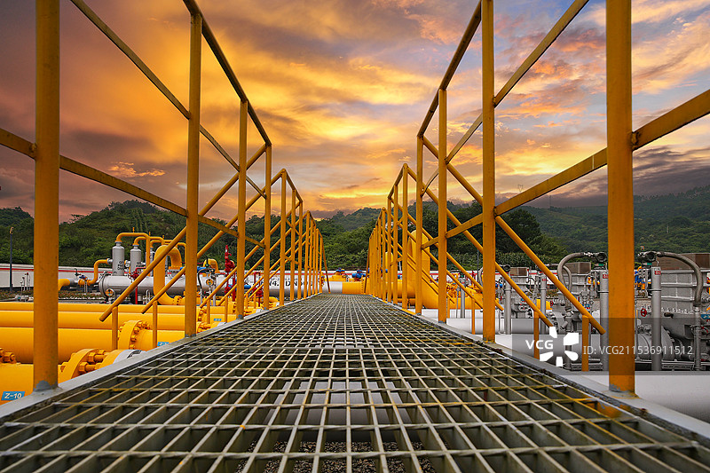 梦幻天空下的西气东输工业设施图片素材