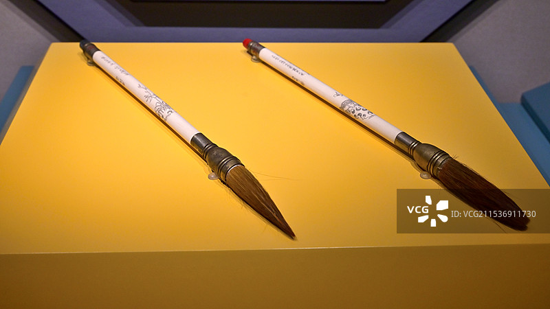 安徽“文房四宝”文物——《象牙刻兰花纹管笔》《象牙刻菊石纹管笔》，清，安徽博物院 藏图片素材